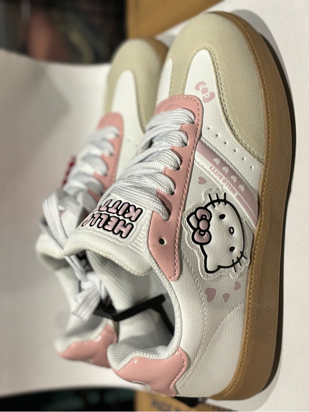 Hello Kitty Women White, Pink & Tan Low-Top Sneakers Sz 6 - Picture 1 of 3